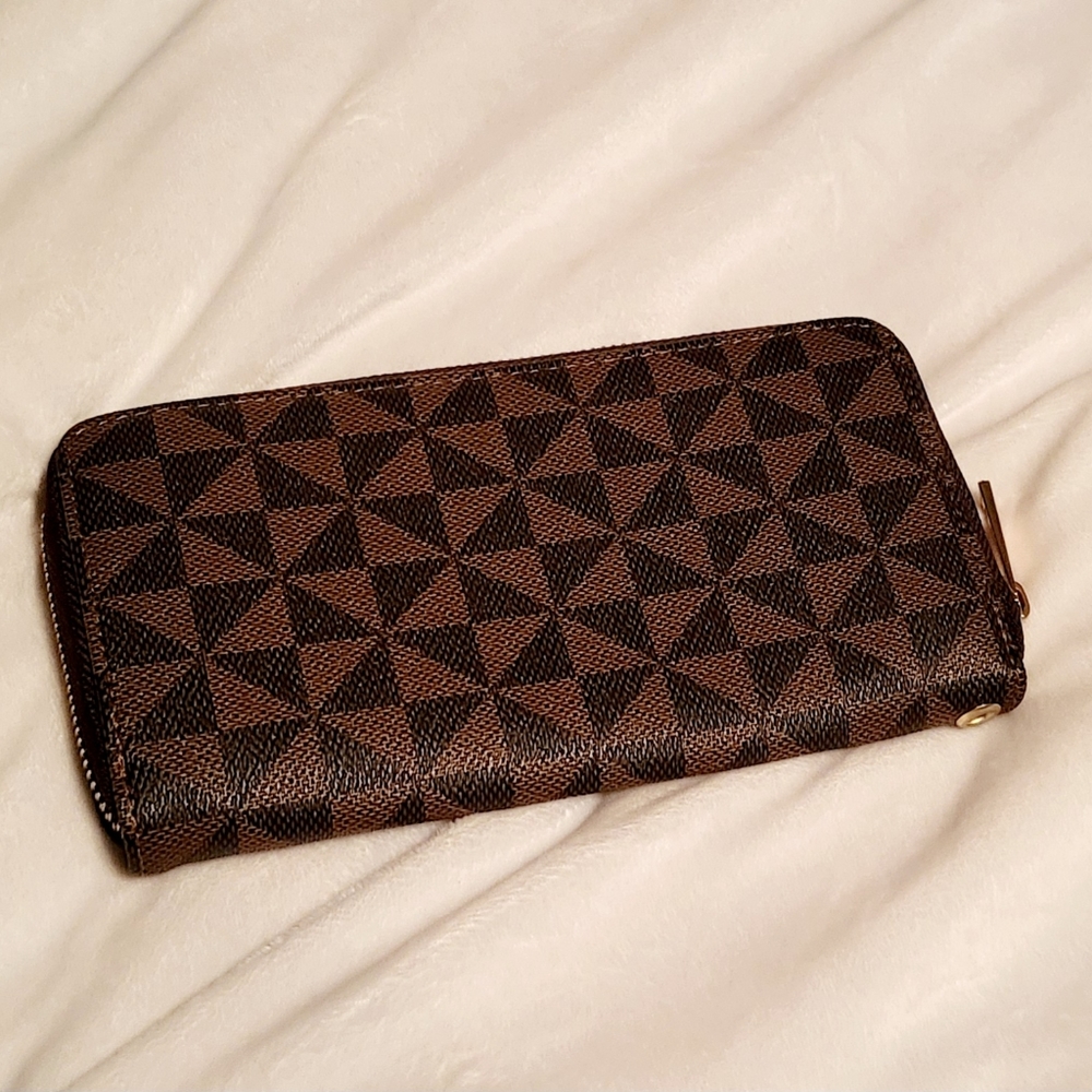 Chic wallet, diagonal squares, multiple pockets, stylish sophistication.